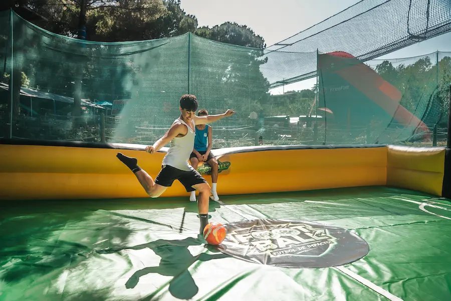 chicos jugando football en omno park